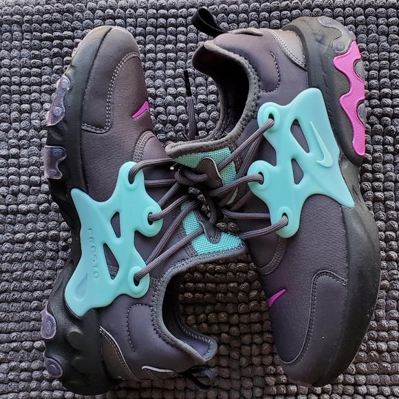 Nike Shoes - New womens Nike presto react
